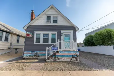 Image de Seaside Summer Rental - Six Bedrooms Pet Friendly Four Houses From Beach