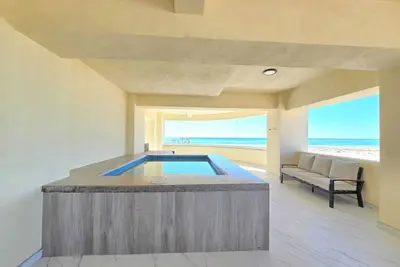 Image de Spacious jacuzzi on patio balcony 4 Bedroom Condo