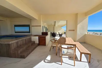 Spacious beachfront 16 Guest, Just incredible!
