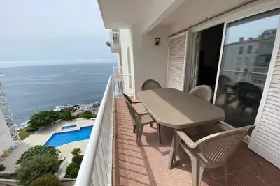 Image de Appartement vue mer, 2 chambres, terrasse et parking privé. À 500 m de la plage, quartier calme.