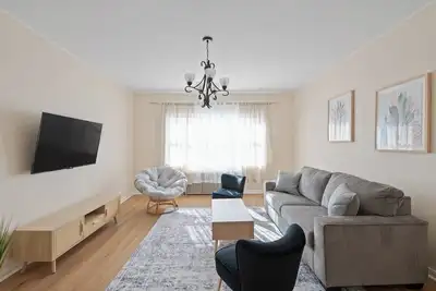 Image de Bean Bag Theatre Home! 22m to Nyc! Laundry Room!