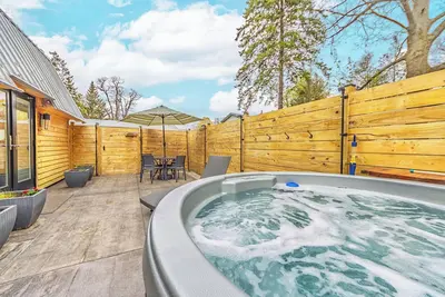 Hear the waves of Lake Mi from Hot Tub - Perfect for a Cozy Getaway!