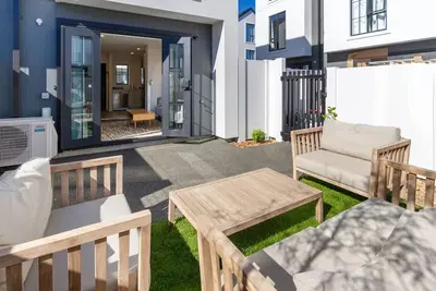 Image de Upscale Townhouse with Parking in Prime Location