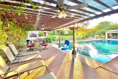 Image de Private Massive Pool, Tennis Court, Basketball Court, Game Room, 6mi. to Strip