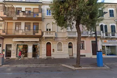 Image de Central, just steps from the sea