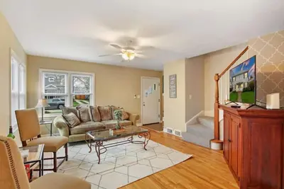 Image de Home w/ 2 Kitchen & Living Rooms, Near Naval Base!
