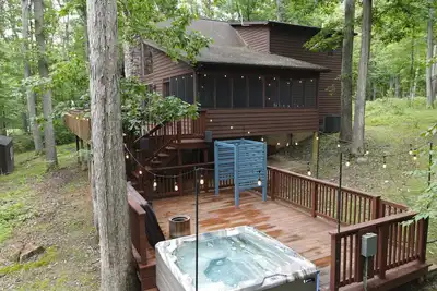 Image de Cabin in the Woods w/Hot Tub, Fire Pit & More