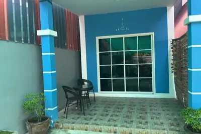1 minute walk to the tourist strip! New guest house on quiet Soi Great location