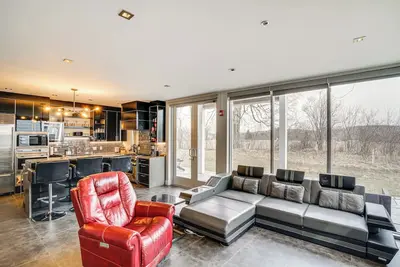 Image de Road America Retreat: Modern Villa w/ Garage!