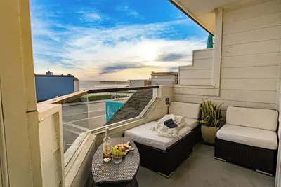 Image de Walk to Pier! 2br w/ Ocean Views, Shared Bar, Firepit & Lounge Area