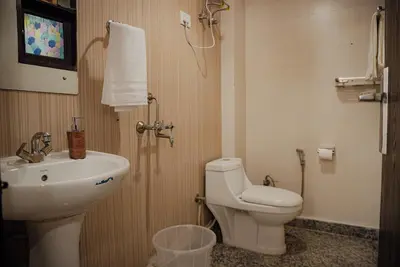 Chhatarpur’s Chic 3bhk Retreat with WiFi, Ac in wonderful New Delhi