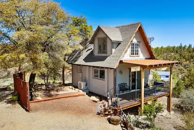 Image de Pup-Friendly Chalet | Steps to Hiking, 5 Min to Whiskey Row, Epic Views
