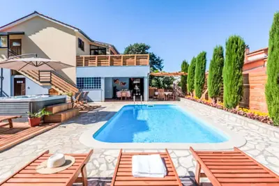 Image de Maison de vacances privée avec bain à remous, Wifi, climatisation, piscine privée, Tv, terrasse