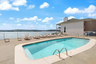 Image de Top Floor Lakefront Emerald Bay Condo