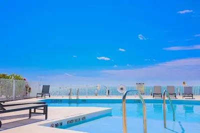 Image de Peaceful Palms Unit 2 – Waterfront Views, Dockage, Pool & Game Room Fun!