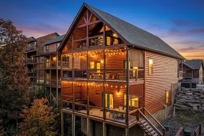 Image de Rustic Roots| 3 King Suites, Game Room, Theater, Resort Pool & Zip-line, Mtn View