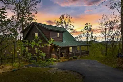 Image de Secluded Luxury w/ Views of Mt. LeConte & Hot Tub
