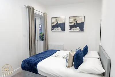 Image de Stunning city centre apartment with street parking
