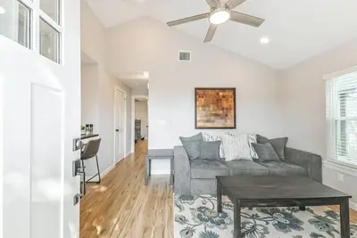 Image de Charming 2-bedroom cottage in Cypress with WiFi, Ac, & privately gated driveway