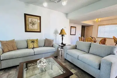 Image de Bay Tree cozy 2br condo on the ground floor
