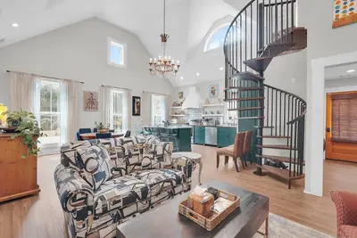 Image de Chic Isle of Hope Coastal Cottage Near Marsh by Lucky Savannah