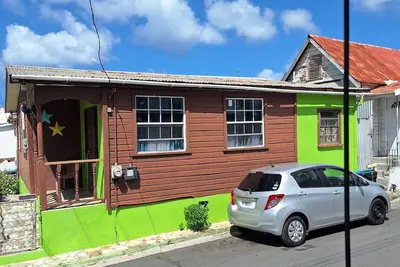 Image de 2 Bedrooms home in the city 2 mins from the famous Brown's Beach