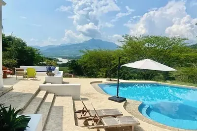 Image de Mansion W/Pool, Chef & Maid Surrounded by Nature
