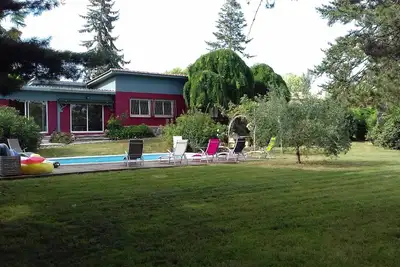 Image de Dans un grand parc clôturé, maison familiale au calme en bordure de rivière,