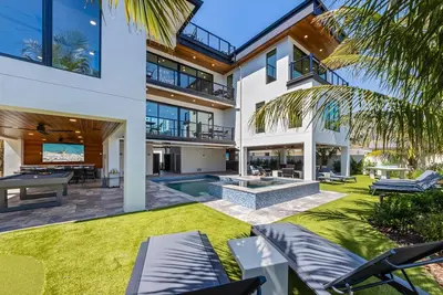 Image de Lido Luxe Estate: Large Rental Steps to the Beach with Pool, Spa, Outdoor Games