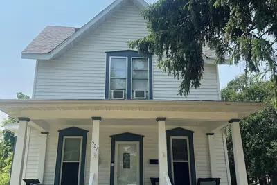 Image de Charming 4-bedroom house with WiFi in Eau Claire near Water Street and Campus.