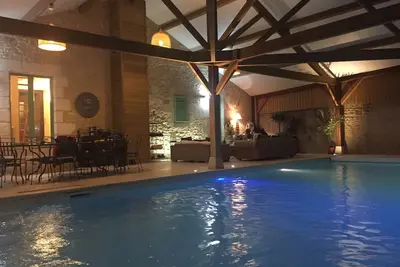 Image de Gîte de charme\nPiscine d'intérieur\nCité Médiévale