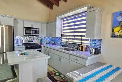 Image de Charming 1-bedroom Breezy Pavilion + Solar Backup + Freshly Updated
