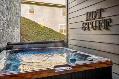 Image de Grey Wood Lodge | Hot Tub, Fireplace & Games!
