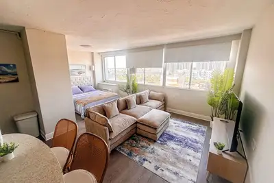 Image de Cozy St. Pete Studio - Pool, Walk to Dining & Shops