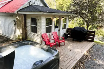 Quiet Fundy Cabin Getaway - Hot Tub Retreat - Dog Friendly Escape - 25k to Fundy
