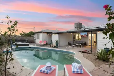 Image de New Serene Sonoran Retreat - Tempe MidCentury