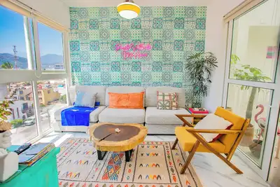 Image de Mountain view Condo + infinity rooftop Pool in foodie district. Fast WiFi