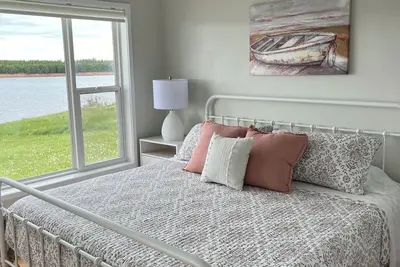Charming 3-bedroom cottage in serene New London with Ac, WiFi