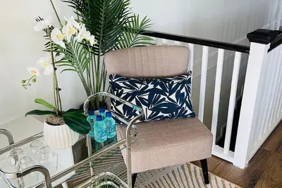 Image de Welcome to Eleven! Beautiful 2 Bedroom Unit Near Airport & Beach