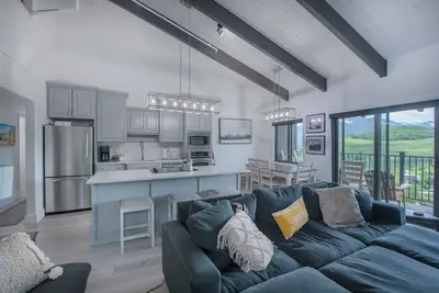 Image de Beautiful 4 bedroom, top-floor unit with expansive great room and sunset views.