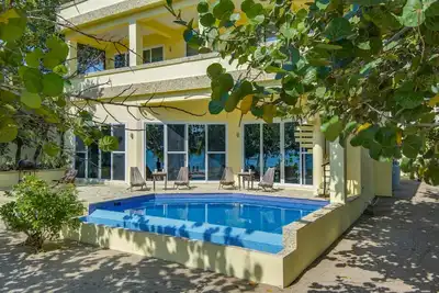 Image de Beachfront Villa • Pool • Sleeps 7 • Grand Lounge