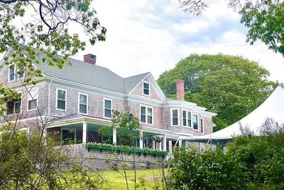 Image de \t\nVictorian Shore front home in a charming summer community