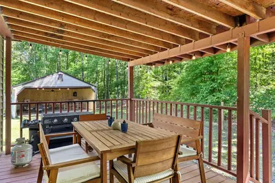 Image de Lake Anna Rental-3min walk! Gated 3br, covered game barn, king bed, fire pits