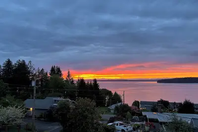 Image de Spacious 4-bedroom home with gorgeous view of Puget Sound in serene Port Orchard