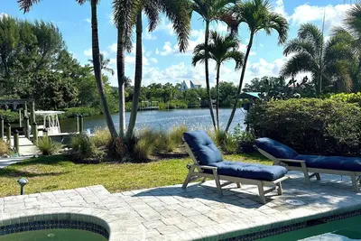 Image de 6 min from the beach! Private heated pool, hot tub and dock with bikes + kayaks!