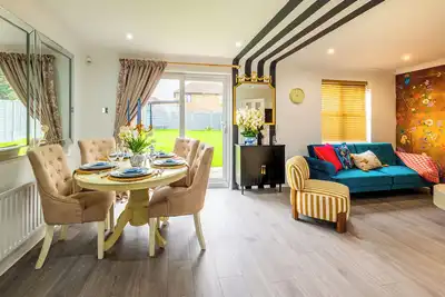 Image de Lovely 2 bed with large garden, close to Mk Central Rail station & City Centre