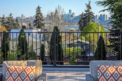 Image de Rooftop Lake Union & Skyline Views -- New Eco Home in Wallingford