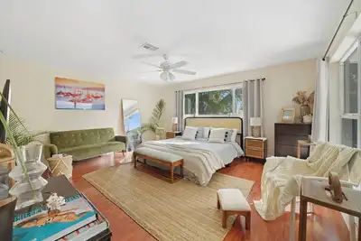 Image de Waterfront Oasis: 4 bd, Heated Pool, Private Dock, Beach, Fireplace, Bbq, Kayaks