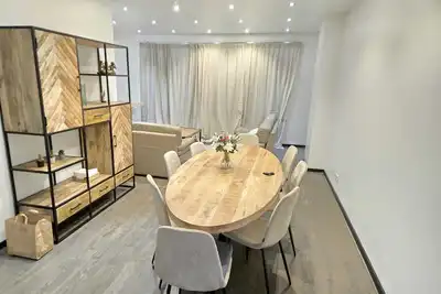 Image de Charmante maison unifamiliale avec un petit jardin et un garage sur place