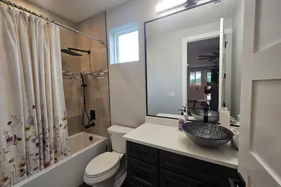 Image de Pet-friendly, upper-level 3-bedroom home with Ac, WiFi